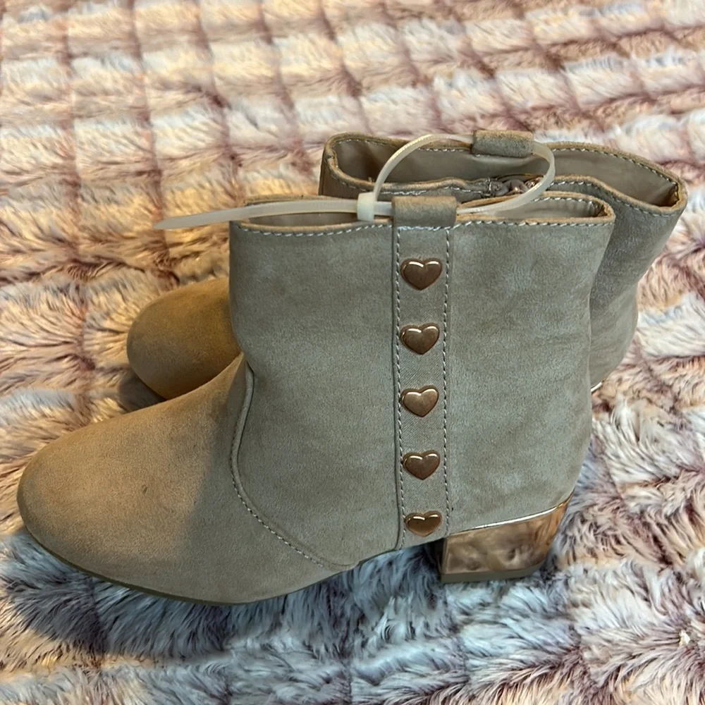 The children place Ankle boots size 12